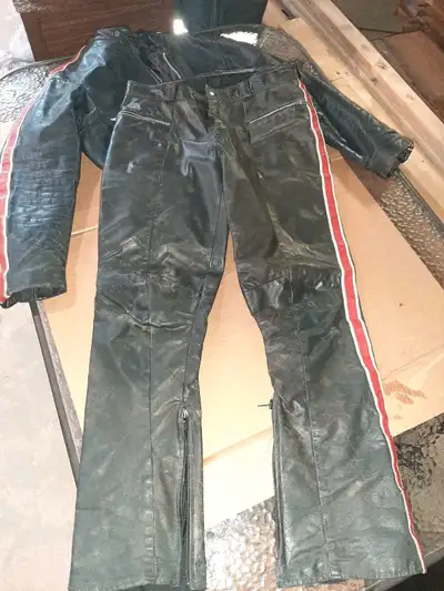 From the mid eighties, we have a Hondaline Leather motorcycle jacket & pants. Pant size 34w x32L..Ja...