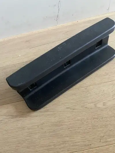 Selling a Swingline One Touch paper punch. It's in good condition and ready to help you organize you...