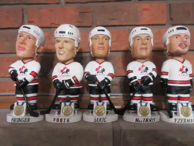 2002 Team Canada Olympic Gold Medal Bobblehead set 24 figures Blake, Neidermayer, Lemieux, Kariya we...