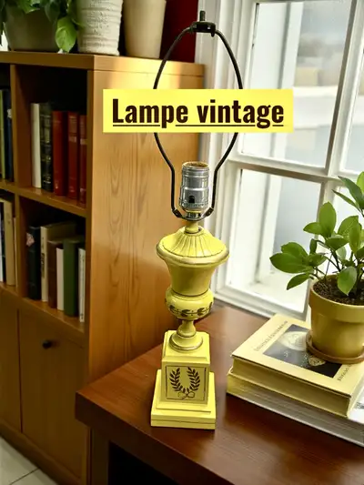 Jolie Lampe vintage jaune motifs dorés, View more