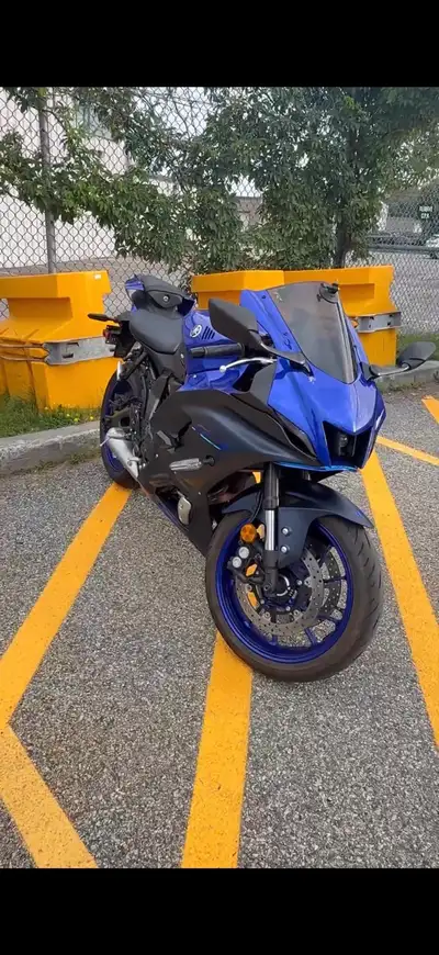 À vendre : Yamaha R7 2022, entièrement stock, aucune modification. Moto en excellente condition, ent...