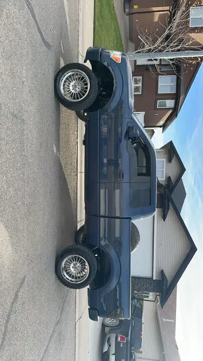 2013 ford f150 xlt supercab 5.0 224,000km 6” rough country lift with 1.25 level on top 6.5’ box True...