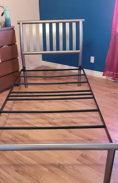 Base de lit simple à donner, View more