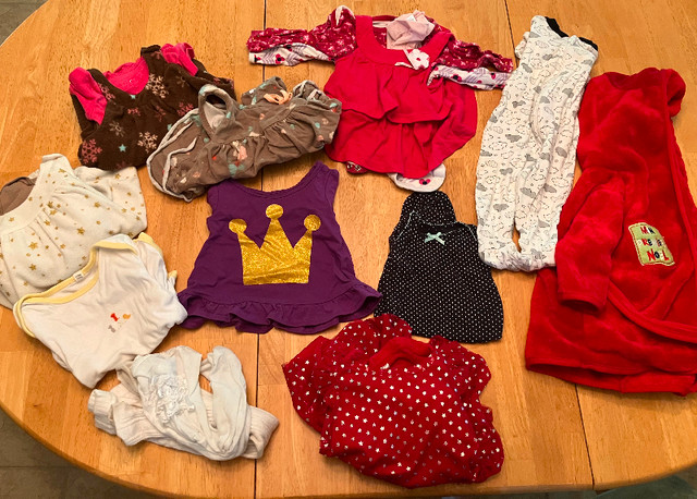 Boîte de vêtements bébé filles 3-6mois (robes, jumper, noël) dans Vêtements - 3 à 6 mois  à Granby