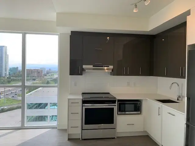 2 Bedrooms 2 Washroom Condo by Fairview Mall