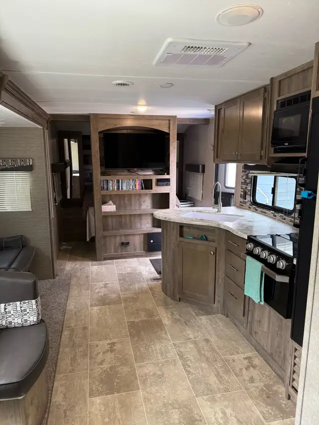 2019 Aspen trail Holiday Trailer  in Travel Trailers & Campers in Fort St. John - Image 9