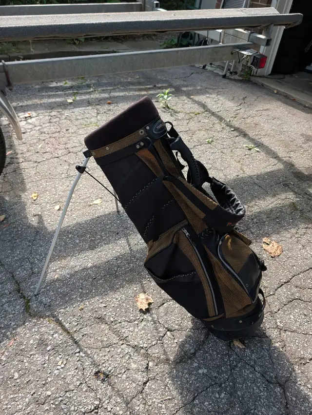 Tour Mission Stand Golf Bag - Brown and Black in Golf in Oakville / Halton Region - Image 6