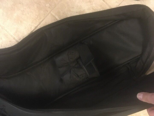 Voyager Soft Guitar Case Lots Of Storage Area Great Condition in Arts & Collectibles in City of Toronto - Image 4