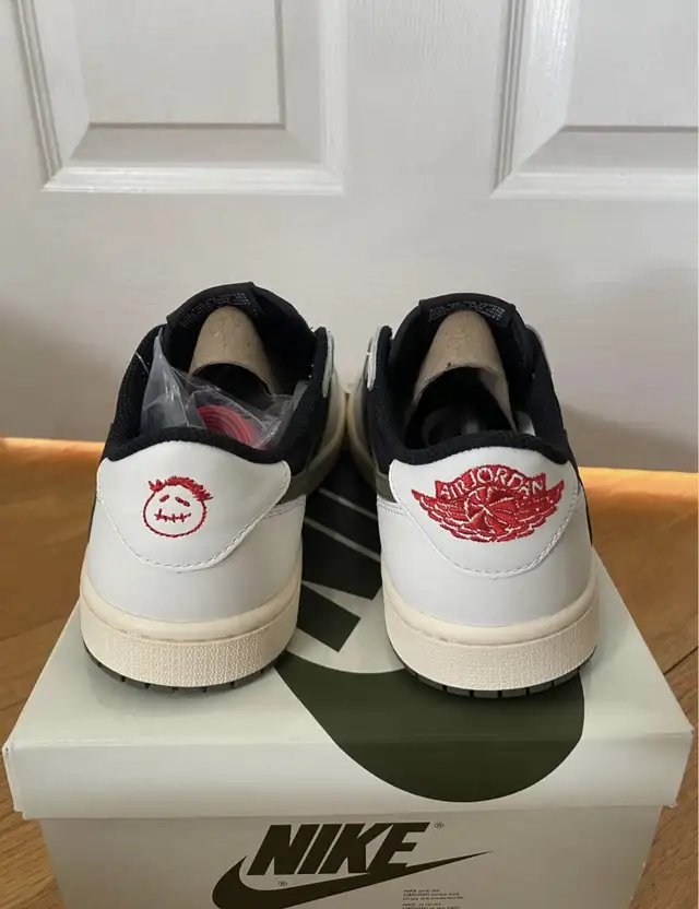 Jordan 1 Retro Low SP Travis Scott Olive in Men's Shoes in Mississauga / Peel Region - Image 4