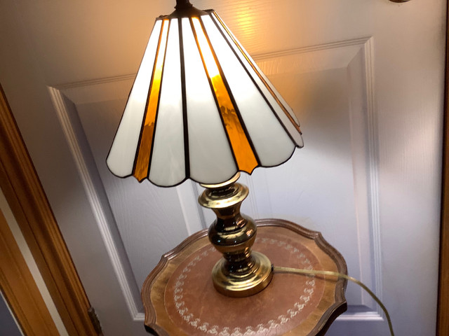 Tiffany Style Stained Glass Lamp on a Brass Base dans Éclairage intérieur et plafonniers  à Belleville