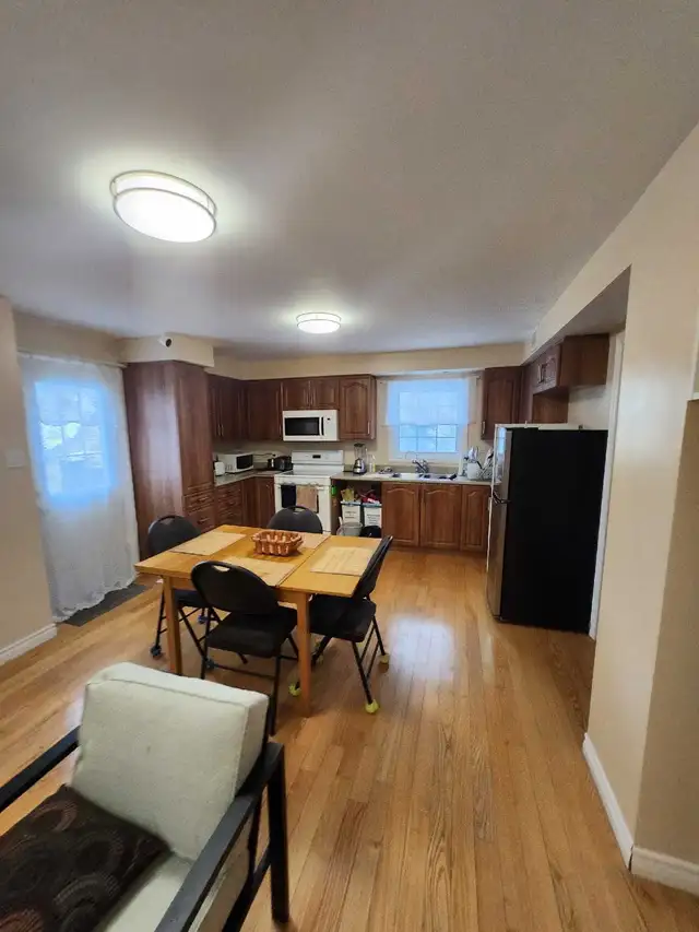 BRIGHT AND SPACIOUS ROOM FOR RENT IN WELLAND