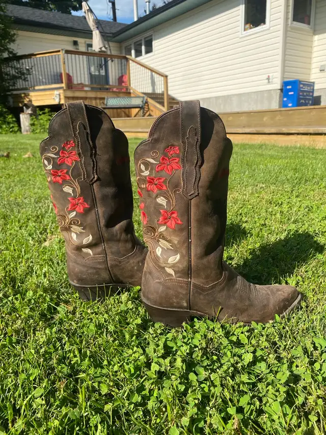 (NEGOTIABLE PRICE) Calgary Stampede Women's Cowboy Boots in Women's - Shoes in Red Deer - Image 5