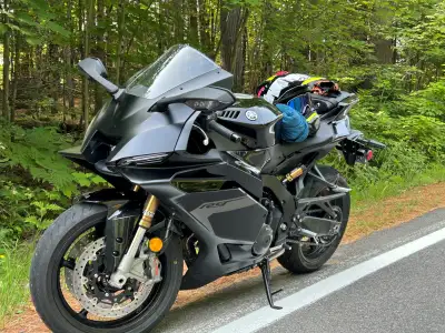 2025 Yamaha R9 supersport motorcycle in showroom condition. Cruise control Brembo Stylema calipers F...