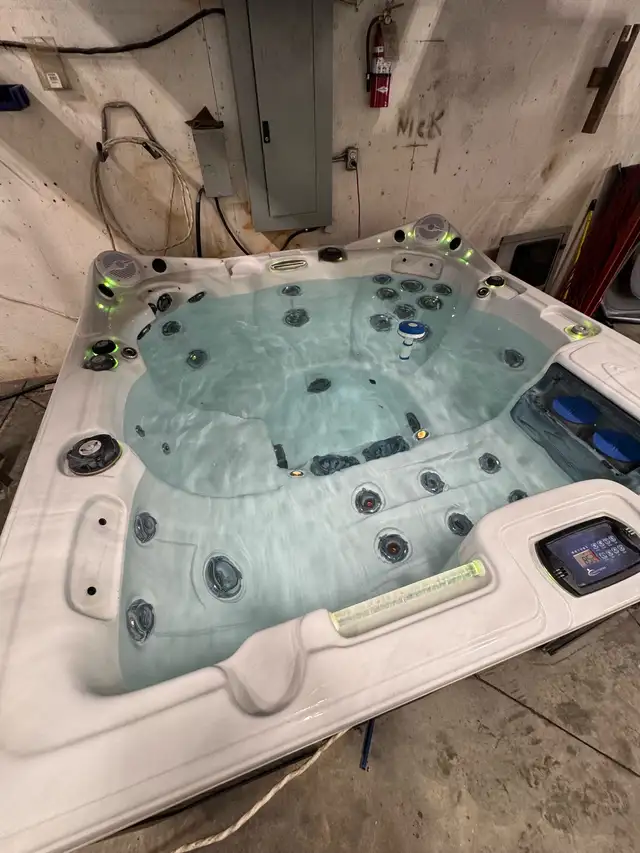 refurbished dynasty spa 2012 in Hot Tubs & Pools in Red Deer - Image 4