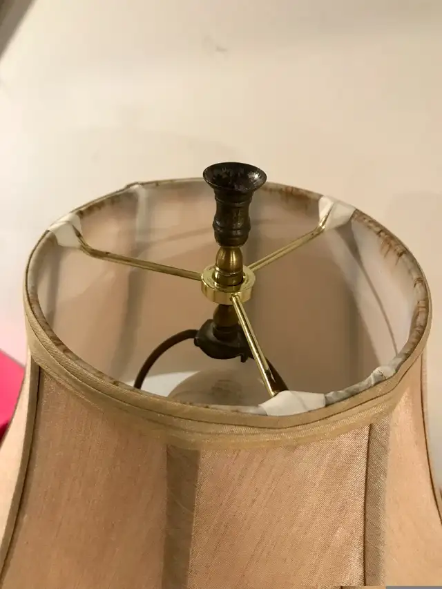 MCM Chalkware Woman Figure Brass Base Table Lamp w/Shade Works in Indoor Lighting & Fans in City of Toronto - Image 9