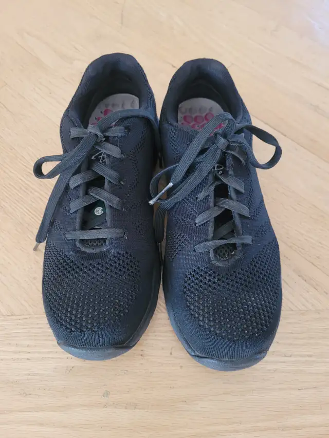 Soulier Cap d'acier femme gr 9 in Women's - Shoes in Laval / North Shore - Image 2