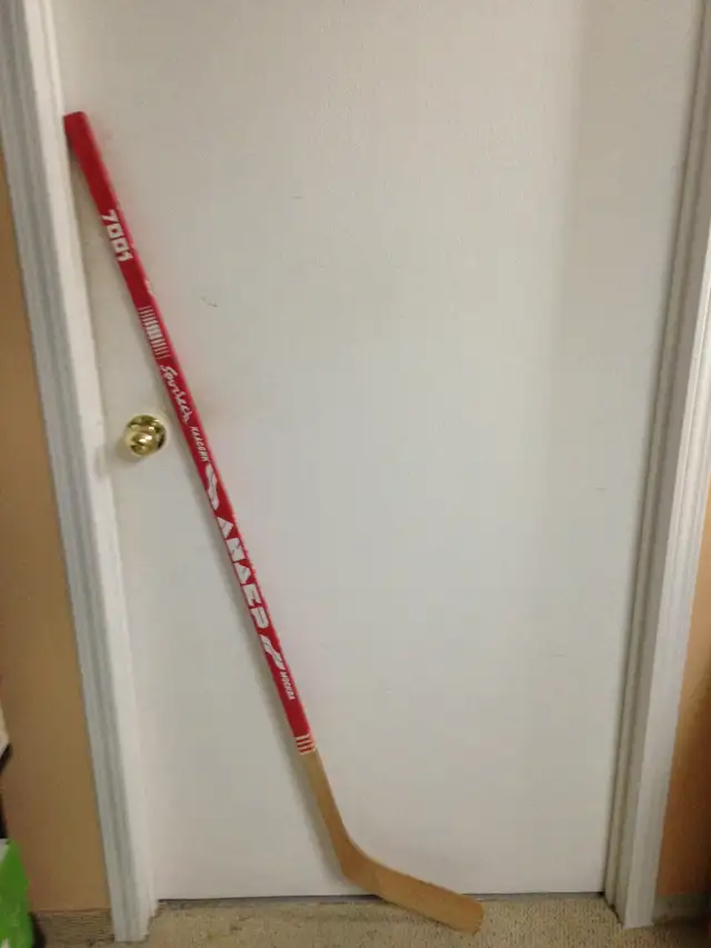 Vintage Model 7001 MOSCOW LEADER CLASSIC RUSSIAN RED Hockey Stic in Hockey in Winnipeg - Image 2