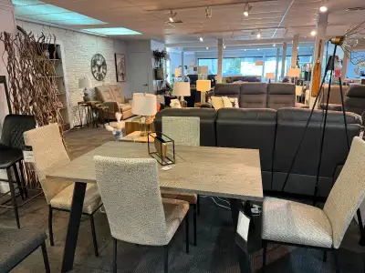 Table à manger avec 2 chaises - presque neuve, View more