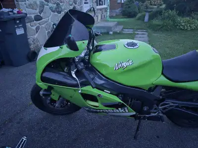 Zx7 r. 2000. 32000 klm Lots xtra parts Just passe safety 3 month ago