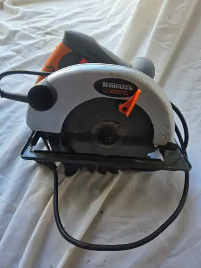 This Terratek circular saw is perfect for your next DIY project featuring a sharp blade for precise...