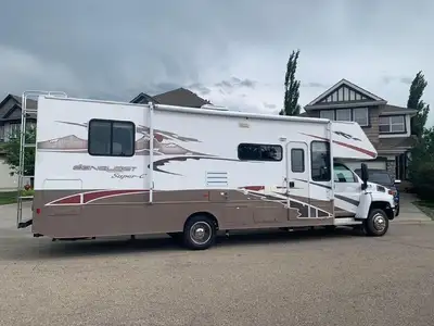 2006 Chevrolet C5500 Conquest Super C Gulfstream 34’ Motorhome (2006 chassis, 2008 model) in great c...