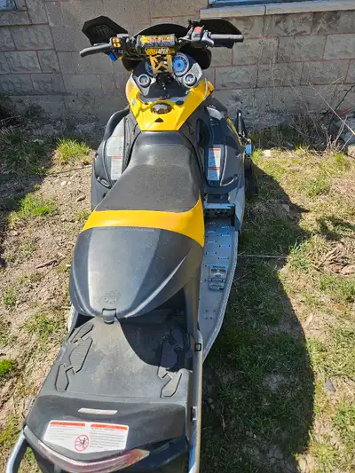 2006 skidoo sdi Runs amazing Perfect track Reverse electric start Rebuilt top end 2800$ or best REAS...
