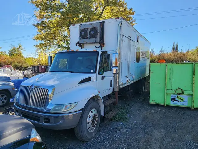 2003 International 4300 in Heavy Trucks in Hamilton - Image 2