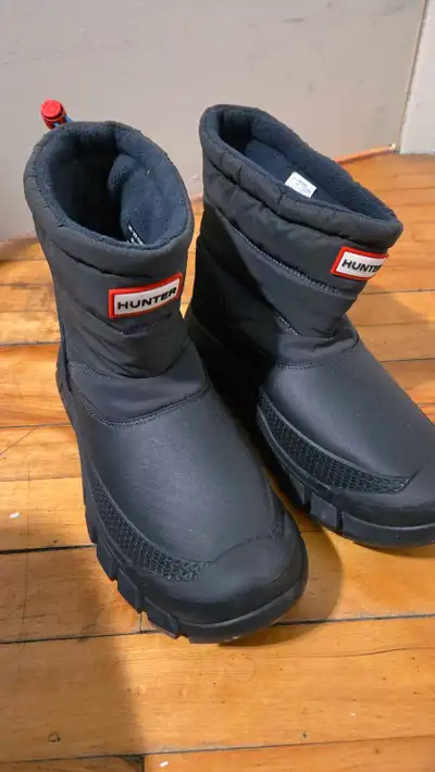 Hunter Wanderer Insulated Snow Boots size 9, View more