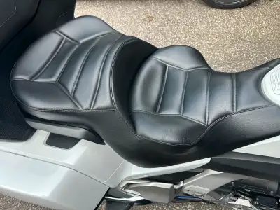 Excellent condition RDL Seat fits 2018 (and newer) Honda Goldwing Tour. Heat option. One piece built...