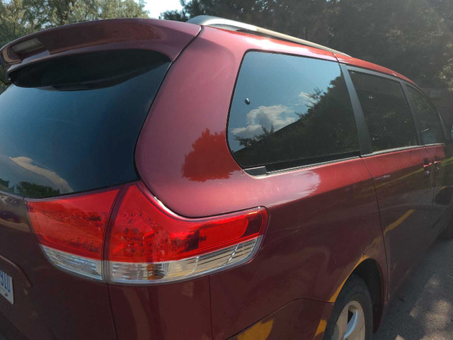 2011 toyota sienna  in Cars & Trucks in Mississauga / Peel Region - Image 2