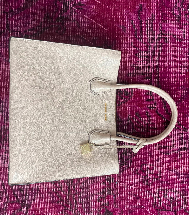 Designer handbags/purses dans Femmes - Sacs et portefeuilles  à Ville de Montréal - Image 2
