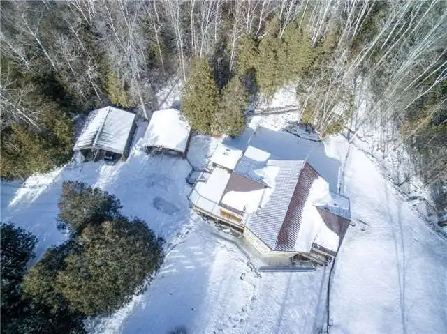 10 acre house for sale 1.79 million in Houses for Sale in Markham / York Region - Image 4