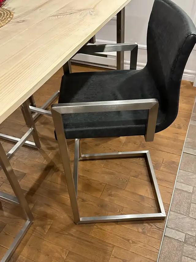 table haute avec 4 chaises in Dining Tables & Sets in Longueuil / South Shore - Image 2