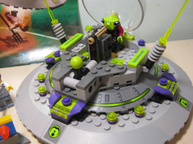 Lego Space Alien Conquest UFO Abduction set (complete w manual) in Toys & Games in Ottawa - Image 2
