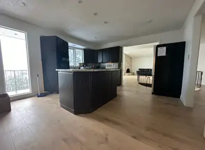 In Lakeview Heights West Kelowna - entrance level - Queen-sized bed - Utilities included - 2 mins wa...
