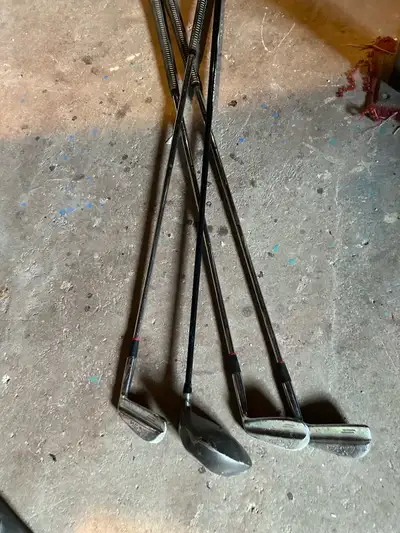 These right-handed golf clubs are perfect for someone looking to get into the game without breaking...