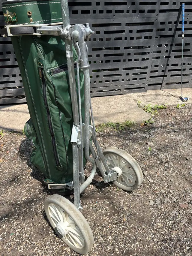 Vintage Golf Bag And Cart in Golf in Ottawa - Image 3