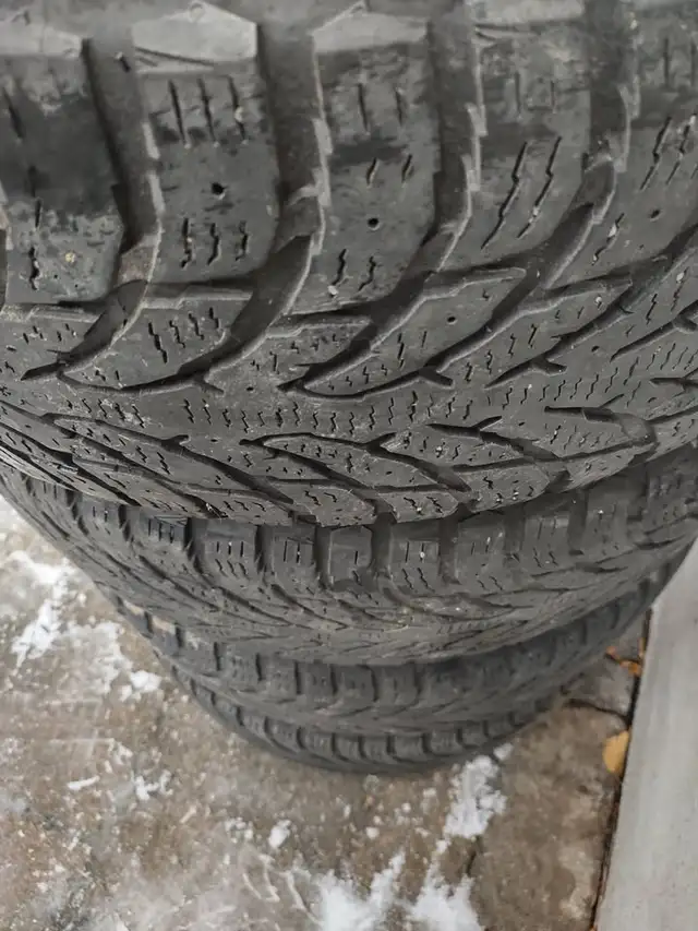 4 pneus hiver Nokian Hakkapeliitta 235-60R18 bon état in Other in Laval / North Shore - Image 2