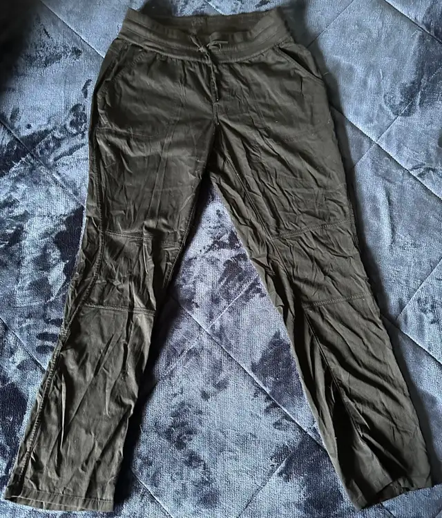 The North Face Aphrodite 2.0 Pants - Medium in Women's - Bottoms in Calgary - Image 3
