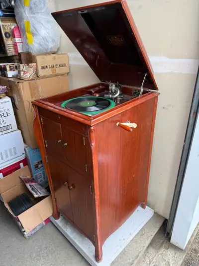 Antique Victor Victrola VV-XI phonograph, View more