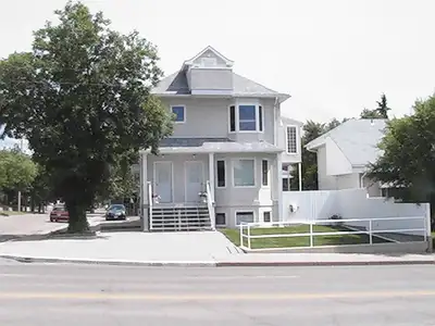 Deluxe 2 bedroom suite, main floor of house. Suite includes: Fridge/Stove, Front load Washer/Dryer,...
