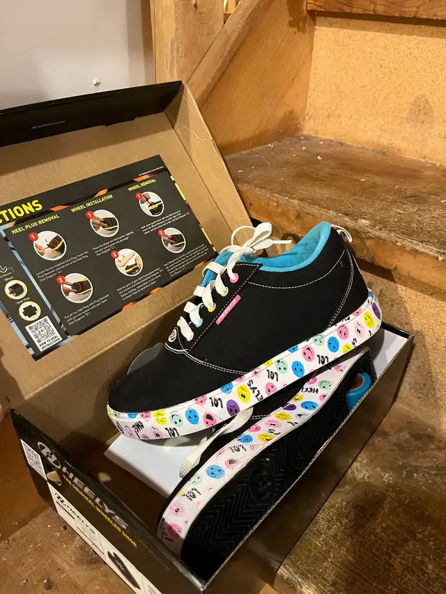 Heelys - Girls heel rolling shoes size 8 in Kids & Youth in Oshawa / Durham Region - Image 5