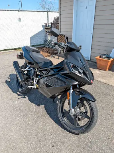 1000$ non nego / non negotiable / Valleyfield 50cc scooter avec look de moto, c'est une 2 temps (pre...