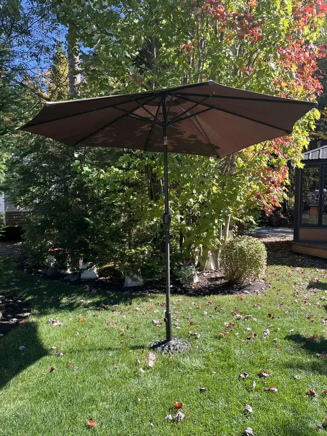 Granby : Grand Parasol avec pied robuste en fonte in Patio & Garden Furniture in Granby - Image 2