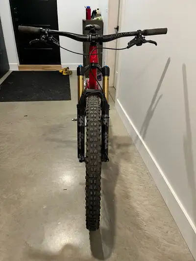 Je vends mon vélo de montagne Norco Sight, qui est en excellente condition et prêt pour les sentiers...