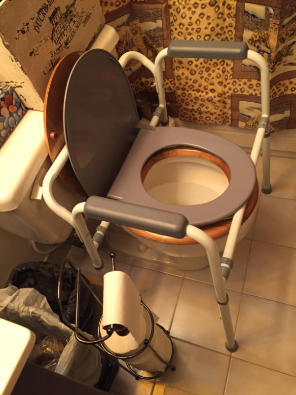 Portable Handicapped Adjustable Toilet Seat Riser with Handles in Health & Special Needs in City of Toronto - Image 3