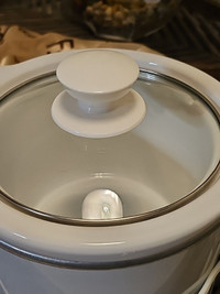Everyday Essentials Compact 2 QT Slow Cooker  NEVER USED
