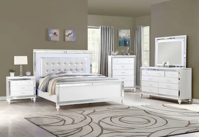 bedrom set in Dressers & Wardrobes in City of Montréal - Image 3