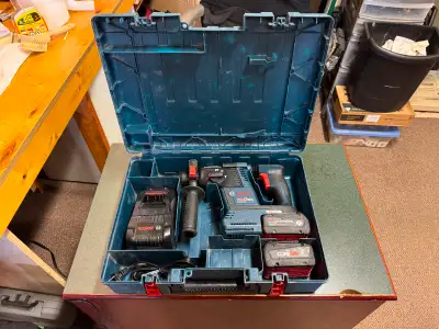 Selling a Bosch 1” SDS Plus Bulldog Rotary Hammer drill KIT Model # GBH18V-26K24 Includes: Bosch 1”...