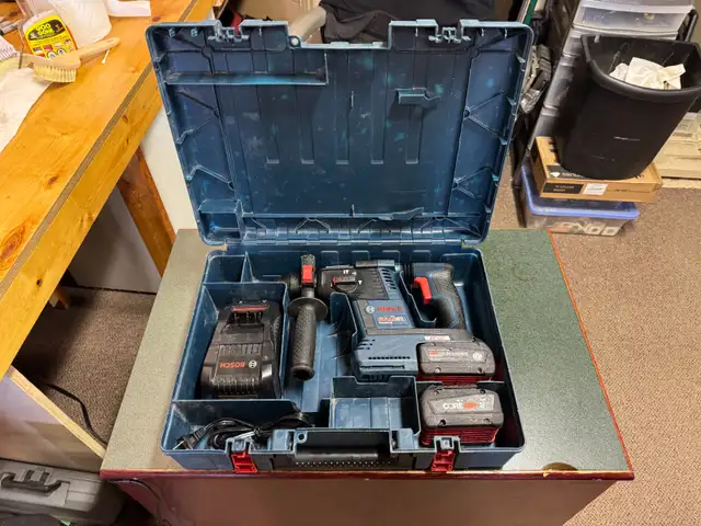 Bosch 1” SDS Plus Bulldog Rotary Hammer drill KIT in Power Tools in Oakville / Halton Region - Image 2